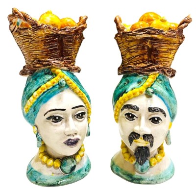 Sizilianische Moorköpfe (Paar) H ca. 18 cm Caltagirone-Keramik mit Korb mit Zitronen und Orangen, Verderame-Hintergrund 