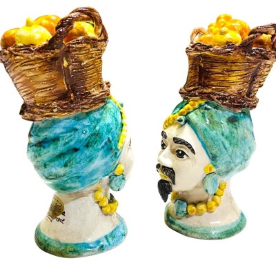 Sizilianische Moorköpfe (Paar) H ca. 18 cm Caltagirone-Keramik mit Korb mit Zitronen und Orangen, Verderame-Hintergrund 