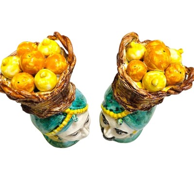 Sizilianische Moorköpfe (Paar) H ca. 18 cm Caltagirone-Keramik mit Korb mit Zitronen und Orangen, Verderame-Hintergrund 