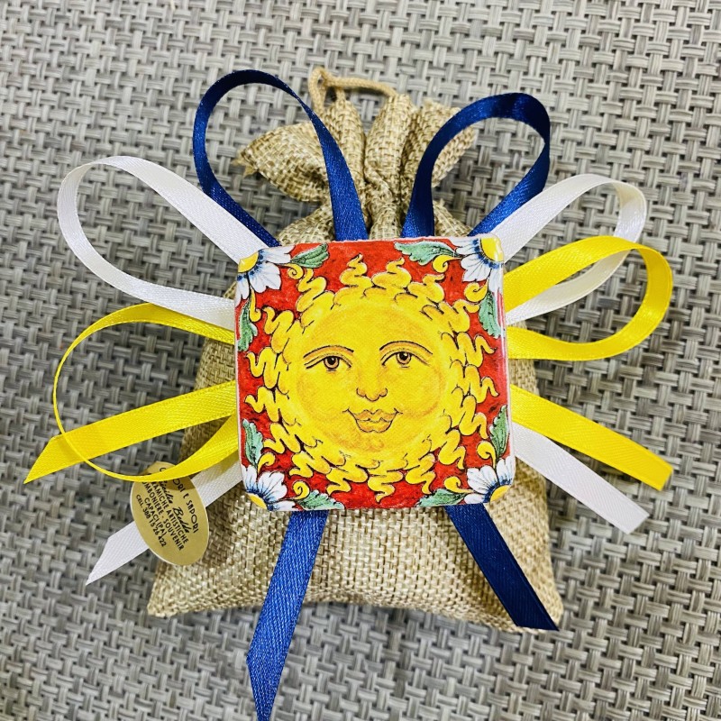 Ímã em ladrilho siciliano favorece 5 cm com saco de juta, fitas de cetim e 5 amêndoas açucaradas - 