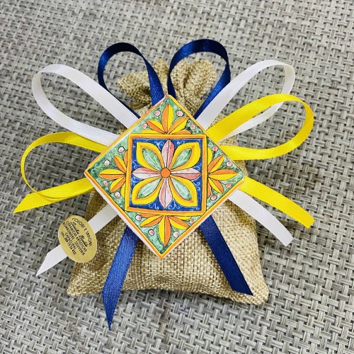 Sicilian ceramic tile magnet favors 5 cm with jute bag, satin ribbons and 5 sugared almonds - 