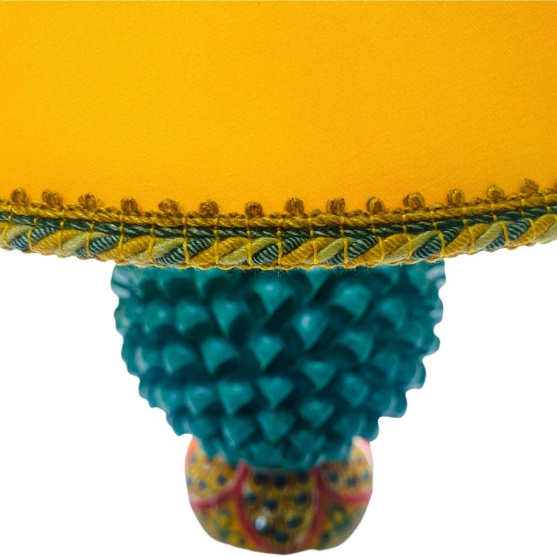 Lampe pomme de pin sicilienne, couleur Verderame et tige décorée de queue de paon - hauteur environ 60 cm - 