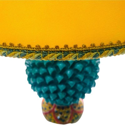 Lampe pomme de pin sicilienne, couleur Verderame et tige décorée de queue de paon - hauteur environ 60 cm - 