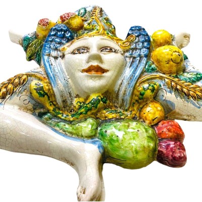 Trinacria aus Caltagirone-Keramik mit Früchten und Kaktusfeige, ca. 45 cm hoch. Matter Craquelé-Nagellack mit gealtertem