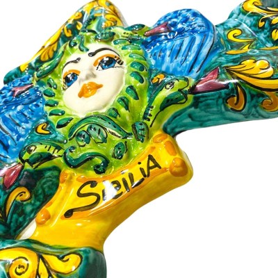 Trinacria z ręcznie zdobionej ceramiki sycylijskiej, wysokość ok. 35 cm. tło verdigris i żółta dekoracja barokowa - 