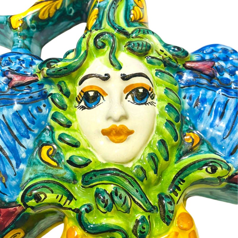 Trinacria z ręcznie zdobionej ceramiki sycylijskiej, wysokość ok. 35 cm. tło verdigris i żółta dekoracja barokowa - 