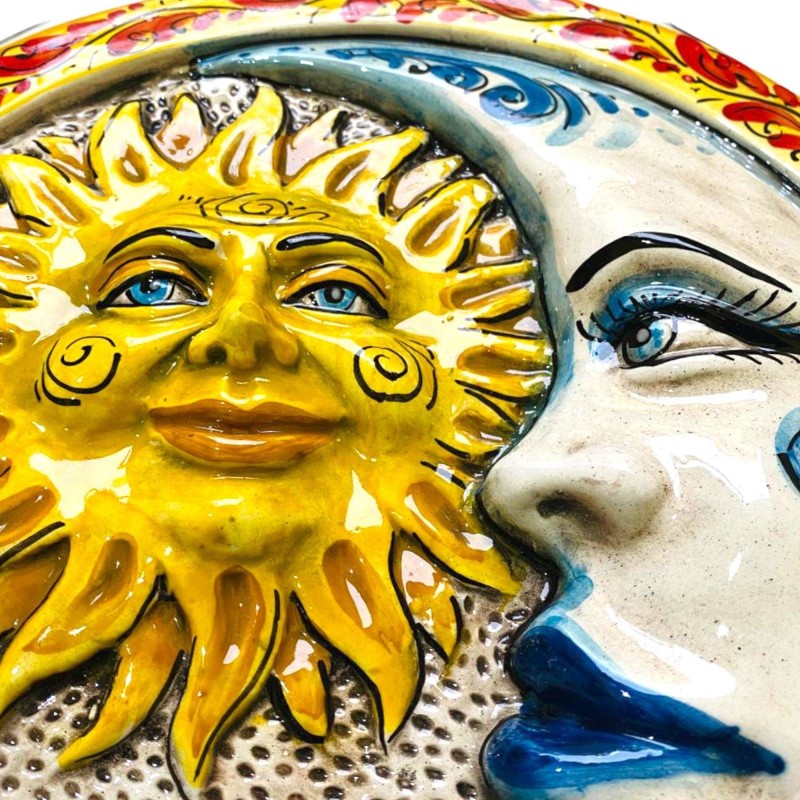 Eclipse, Sun och Moon keramisk skiva av Caltagirone med blommig dekoration ljus bakgrund - diameter 32 cm - 