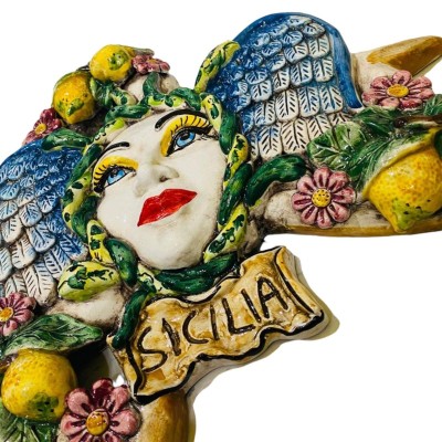 Trinacria aus Caltagirone-Keramik mit Zitronen und Blumen – Höhe ca. 38 cm - 