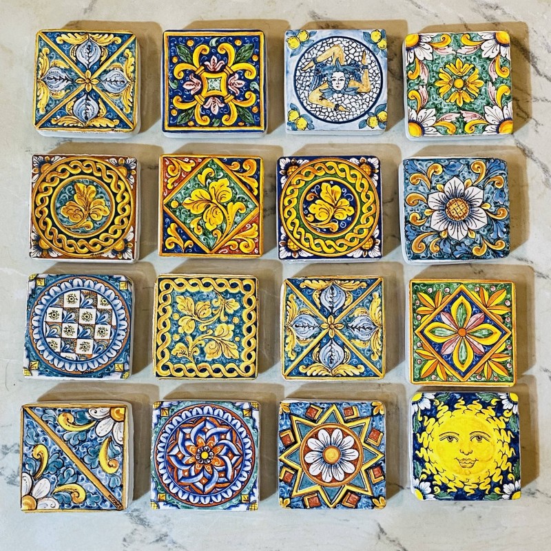 Sicilian keramische tegelmagnembommenwerper met jute zak en 5 confetti - 