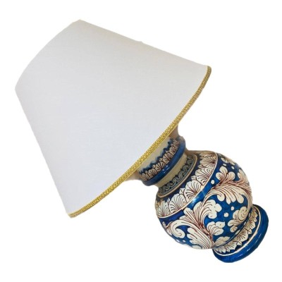 Lampe en céramique Caltagirone à décor baroque sur fond bleu antique, hauteur 55 cm - 