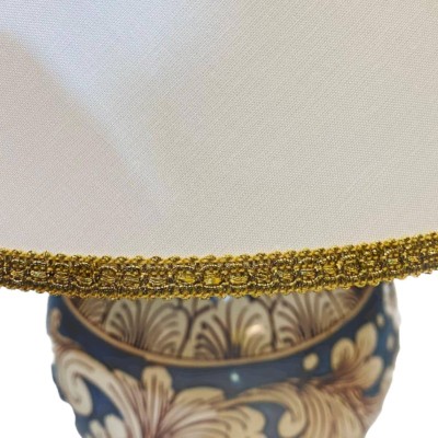 Lampe en céramique Caltagirone à décor baroque sur fond bleu antique, hauteur 55 cm - 