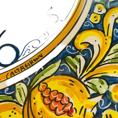 Klasyczna ceramika Caltagirona ozdobiona Limoni i Melograni na dole niebieskiej średnicy około 45cm n.e - 