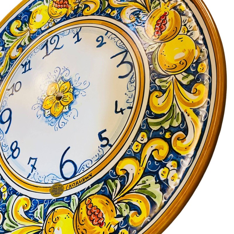 Relógio de cerâmica Caltagirone - Ø 45 cm aprox. Completo com decoração Gear, limão e romã em um fundo azul - 