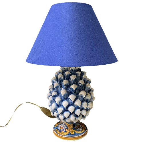Sizilianische Tannenzapfenlampe in antikem Blau und barockem, verziertem Gelb und Blumen auf blauem Hintergrund – Höhe c