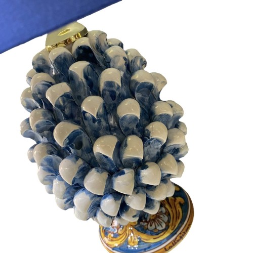 Sizilianische Tannenzapfenlampe in antikem Blau und barockem, verziertem Gelb und Blumen auf blauem Hintergrund – Höhe c 2