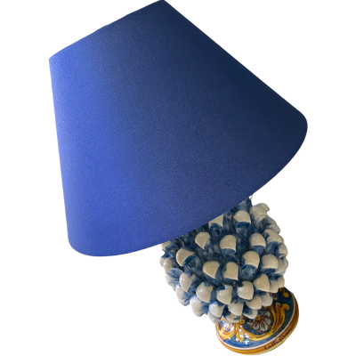 Sizilianische Tannenzapfenlampe in antikem Blau und barockem, verziertem Gelb und Blumen auf blauem Hintergrund – Höhe c