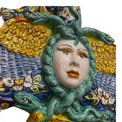 Trinacria aus Caltagirone-Keramik mit kobaltblauem Hintergrund mit Blumen-, Zitronen- und Granatäpfeldekoration – H 40 c