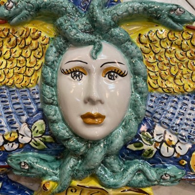 Trinacria aus Caltagirone-Keramik mit kobaltblauem Hintergrund mit Blumen-, Zitronen- und Granatäpfeldekoration – H 40 c