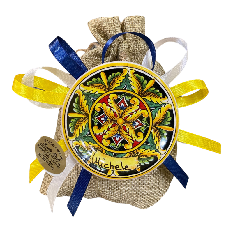 Bomboniere calamita Piattino Siciliano 6,5cm in ceramica, scritta personalizzata saccoccino in juta nastri in Raso e 5 C