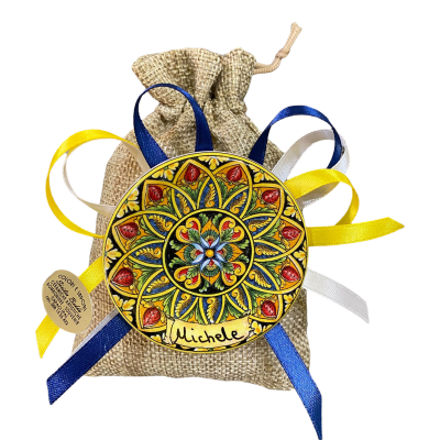 Sycylijski magnes sosowy cm 6,5 w ceramice z spersonalizowanym pisaniu, jute bag i 5 confetti - 