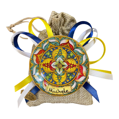 Sycylijski magnes sosowy cm 6,5 w ceramice z spersonalizowanym pisaniu, jute bag i 5 confetti - 