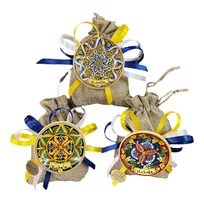 Sycylijski magnes sosowy cm 6,5 w ceramice z spersonalizowanym pisaniu, jute bag i 5 confetti - 
