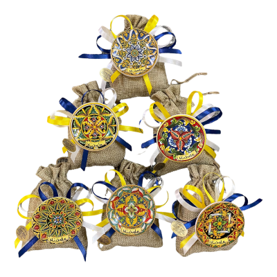Sycylijski magnes sosowy cm 6,5 w ceramice z spersonalizowanym pisaniu, jute bag i 5 confetti - 
