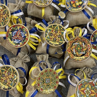 Sycylijski magnes sosowy cm 6,5 w ceramice z spersonalizowanym pisaniu, jute bag i 5 confetti - 