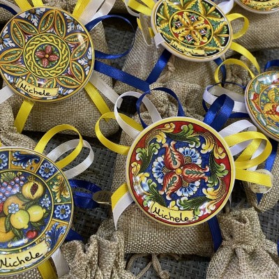 Sycylijski magnes sosowy cm 6,5 w ceramice z spersonalizowanym pisaniu, jute bag i 5 confetti - 