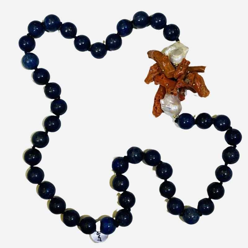Collier avec sphères de Lapis Lazuli de 1,5 cm, perles de corail et scaramazze - longueur 70 cm -