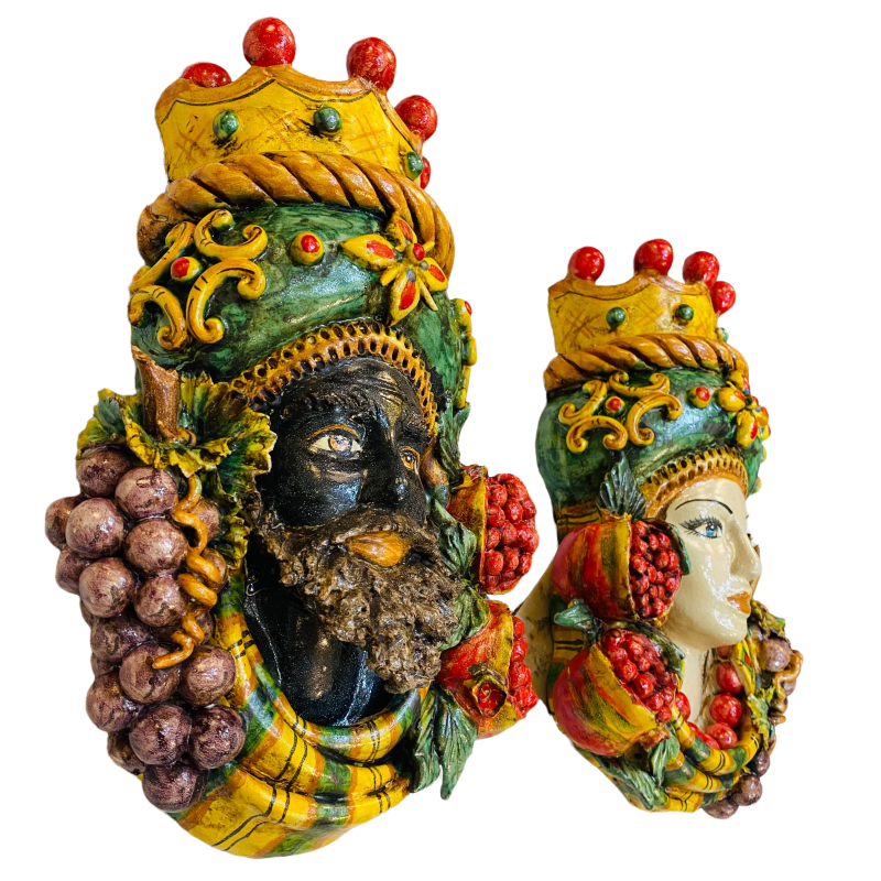 Teste di Moro murali (coppia) da appendere h 35 cm ca. Caltagirone con corona e frutta fondo verderame, smalto opaco - 