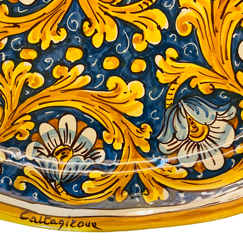 Plateau ovale, plat de service, céramique de Caltagirone, L 37 x 25 cm environ. décoration à six fleurs, fond bleu cobal