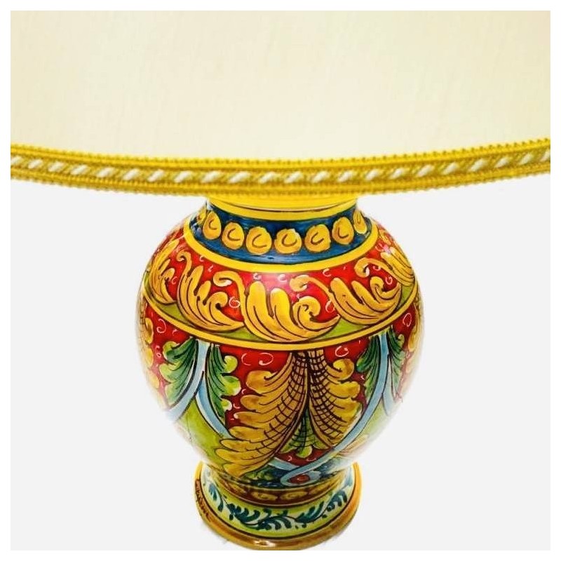 Lampa ceramiczna Caltagirone, wys. ok. 65 cm. Barokowa dekoracja wstążki, tło niebieskie i czerwone - 