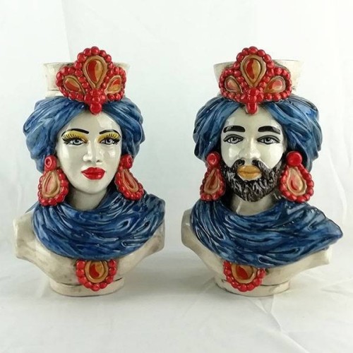 Sizilianische dunkelbraune Büsten (Paar), H ca. 30 cm. Caltagirone-Keramik, blauer Turban und rote Details