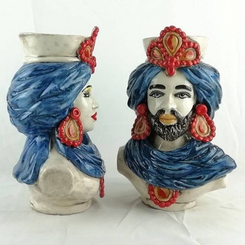 Sicilianska mörkbruna byster (par) h 30 cm ca. Caltagirone keramik, blå turban och röda detaljer -  2