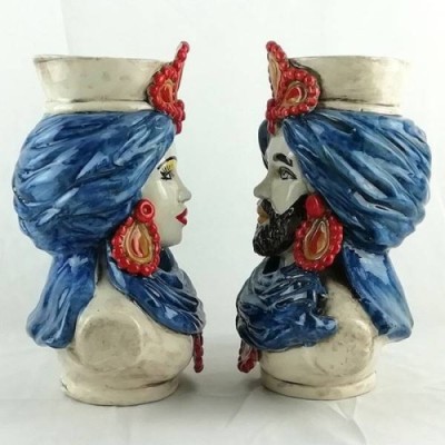 Siciliaanse donkerbruine bustes (paar) h 30 cm ca. Caltagirone-keramiek, blauwe tulband en rode details - 