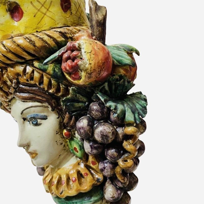 Castiçal Giano Bifronte Cabeça siciliana marrom escura com duas faces, cerâmica Caltagirone, verde vermelho e amarelo - 