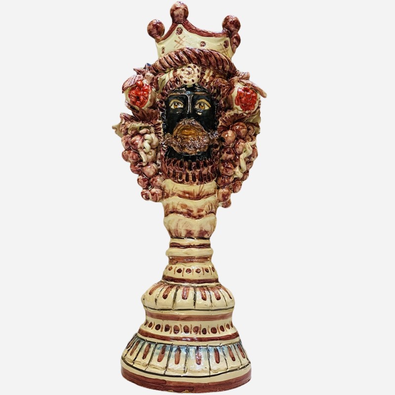 Zweigesichtiger Januskopf mit zwei Gesichtern. Kerzenhalter aus Caltagirone-Keramik, bordeauxroter Hintergrund -  Zweigesichtiger Januskopf mit zwei Gesichtern. Kerzenhalter aus Caltagirone-Keramik, bordeauxroter Hintergrund -