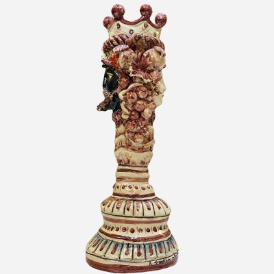 Zweigesichtiger Januskopf mit zwei Gesichtern. Kerzenhalter aus Caltagirone-Keramik, bordeauxroter Hintergrund - 