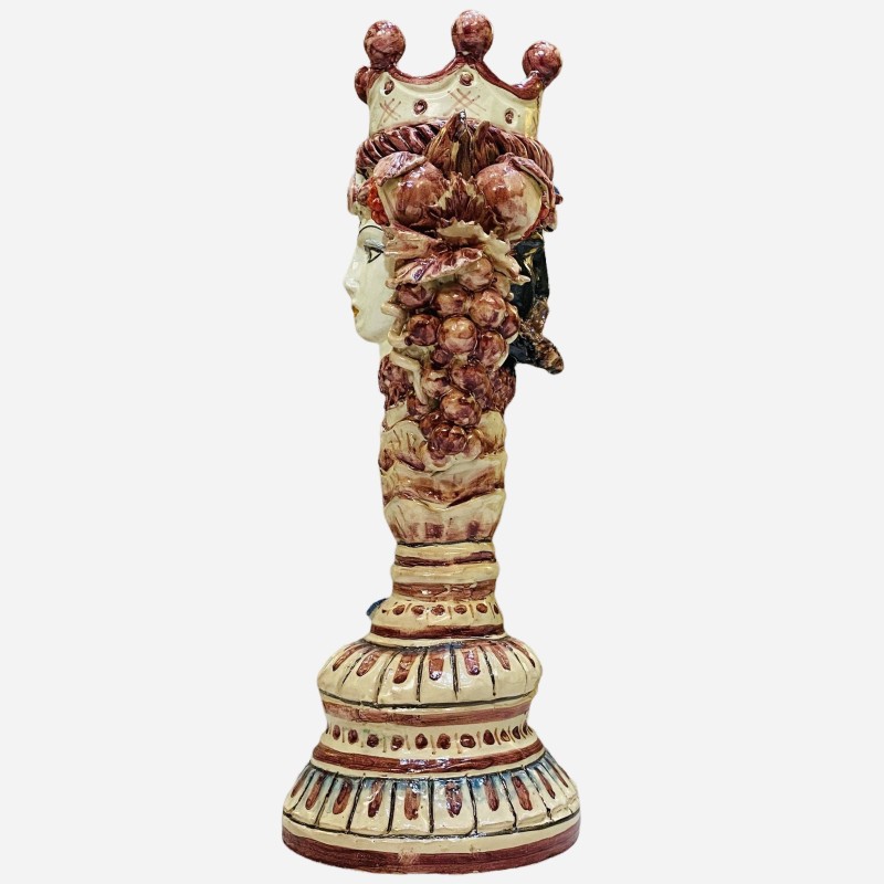 Zweigesichtiger Januskopf mit zwei Gesichtern. Kerzenhalter aus Caltagirone-Keramik, bordeauxroter Hintergrund -  Zweigesichtiger Januskopf mit zwei Gesichtern. Kerzenhalter aus Caltagirone-Keramik, bordeauxroter Hintergrund -