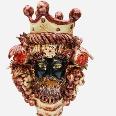 Zweigesichtiger Januskopf mit zwei Gesichtern. Kerzenhalter aus Caltagirone-Keramik, bordeauxroter Hintergrund - 