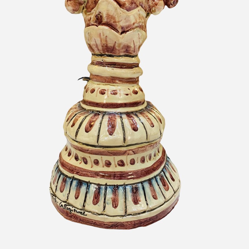 Zweigesichtiger Januskopf mit zwei Gesichtern. Kerzenhalter aus Caltagirone-Keramik, bordeauxroter Hintergrund -  Zweigesichtiger Januskopf mit zwei Gesichtern. Kerzenhalter aus Caltagirone-Keramik, bordeauxroter Hintergrund -