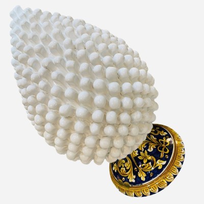 Siciliaanse dennenappel in Caltagirone keramiek - H 40 cm, witte kleur met versierde voet - 
