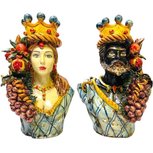 Paar Caltagirone-Büsten mit Krone, Trauben und Granatäpfeln, hellblaue Farbe, antike matte Emaille – H ca. 26cm