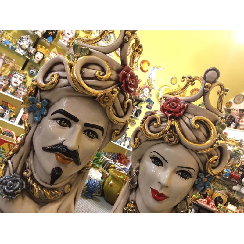 Paar Moorköpfe aus Caltagirone mit Blumenapplikationen – Gold, Platin und Perlmutt, Höhe 50 cm - 