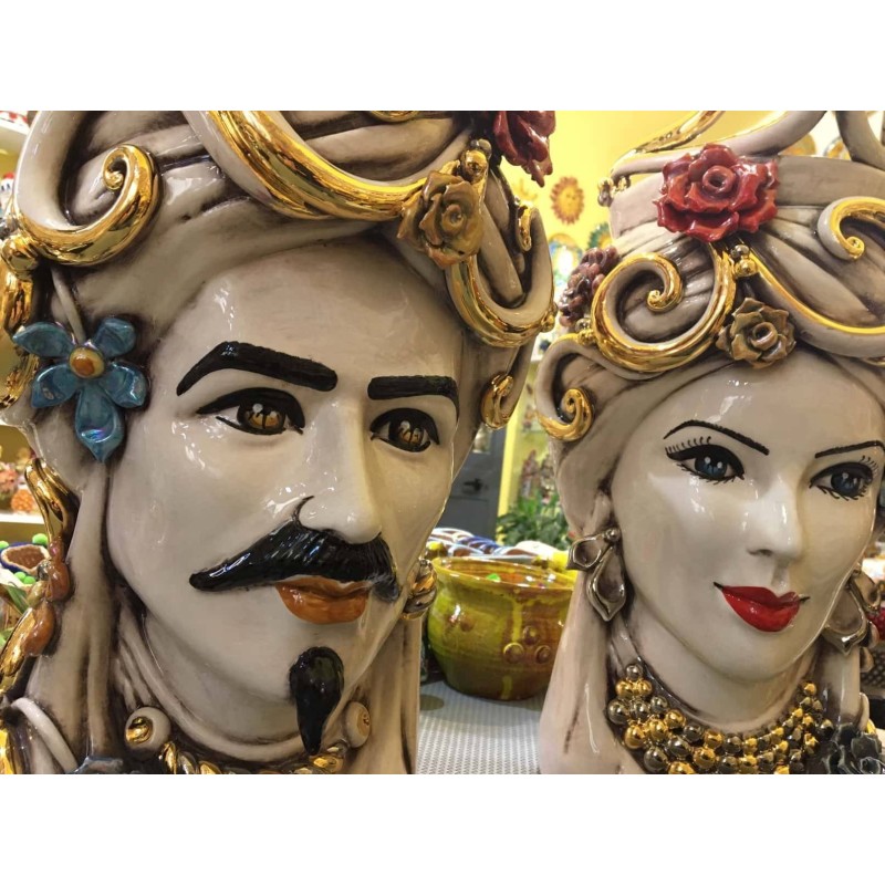 Paar Moorköpfe aus Caltagirone mit Blumenapplikationen – Gold, Platin und Perlmutt, Höhe 50 cm - 