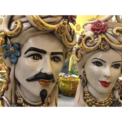 Paar Moorköpfe aus Caltagirone mit Blumenapplikationen – Gold, Platin und Perlmutt, Höhe 50 cm - 