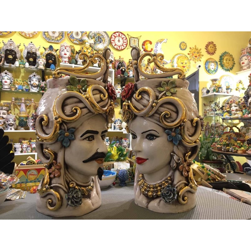 Paar Moorköpfe aus Caltagirone mit Blumenapplikationen – Gold, Platin und Perlmutt, Höhe 50 cm - 