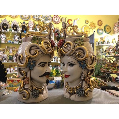 Paar Moorköpfe aus Caltagirone mit Blumenapplikationen – Gold, Platin und Perlmutt, Höhe 50 cm - 