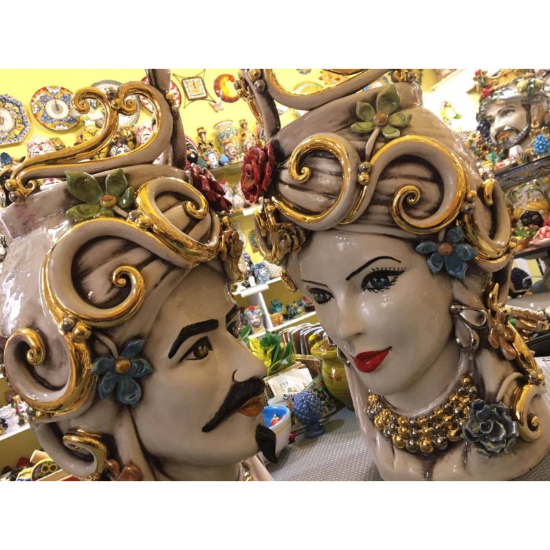 Paar Moorköpfe aus Caltagirone mit Blumenapplikationen – Gold, Platin und Perlmutt, Höhe 50 cm - 